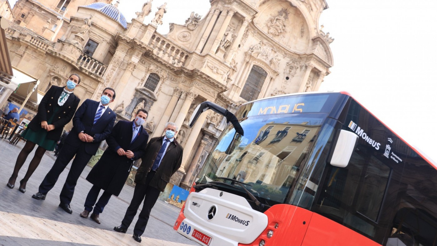 El ‘rojo Murcia’ protagoniza el nuevo diseño de los autobuses que unirán Murcia y pedanías