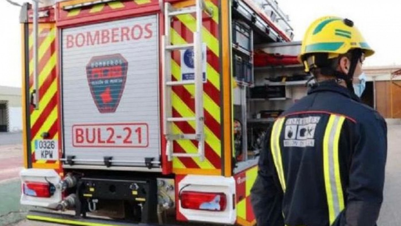 Cinco heridos por inhalar humo en el incendio de un piso en Cartagena