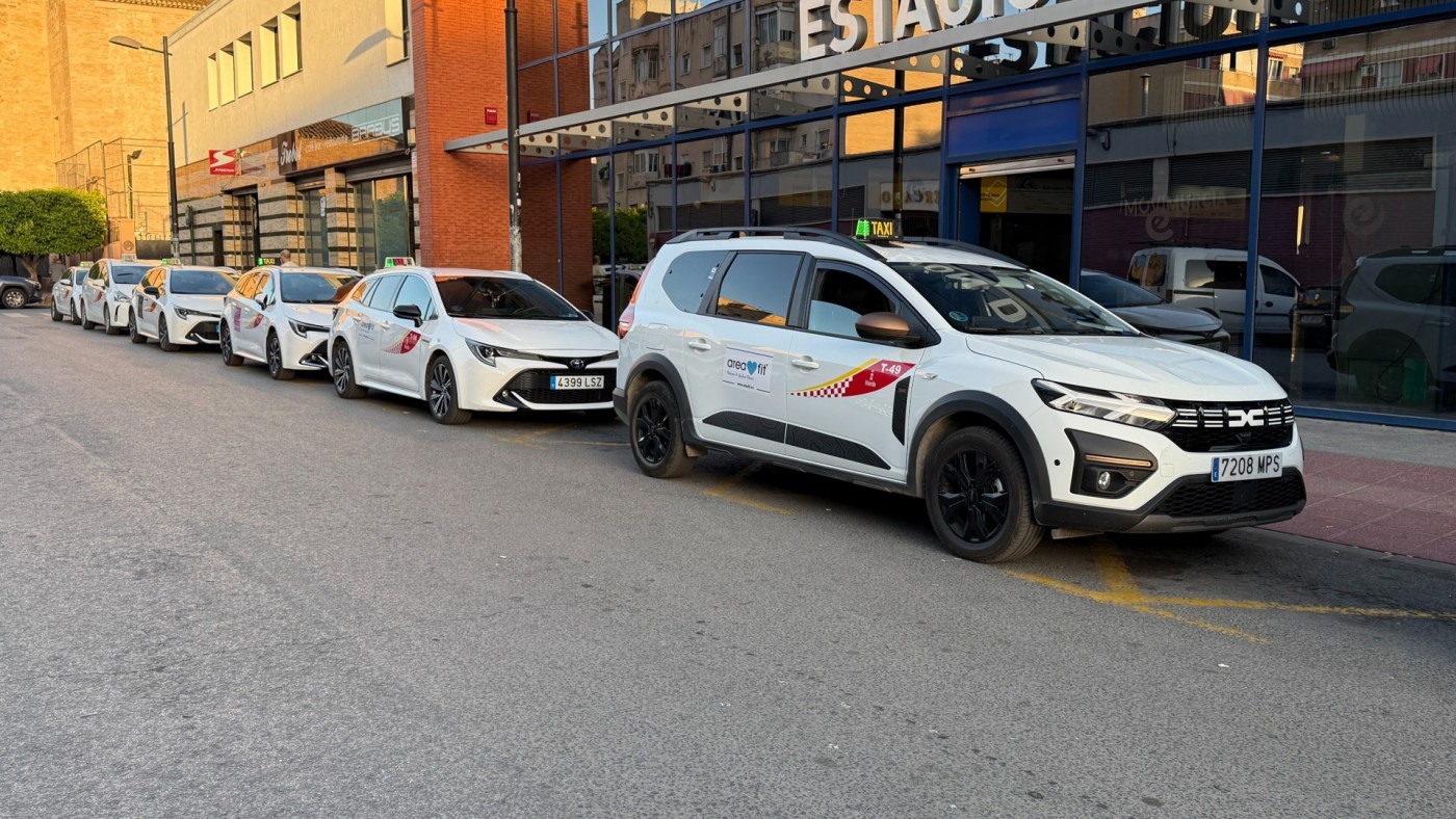 El Gobierno regional prepara un decreto para ordenar la convivencia entre taxis y VTC en los municipios