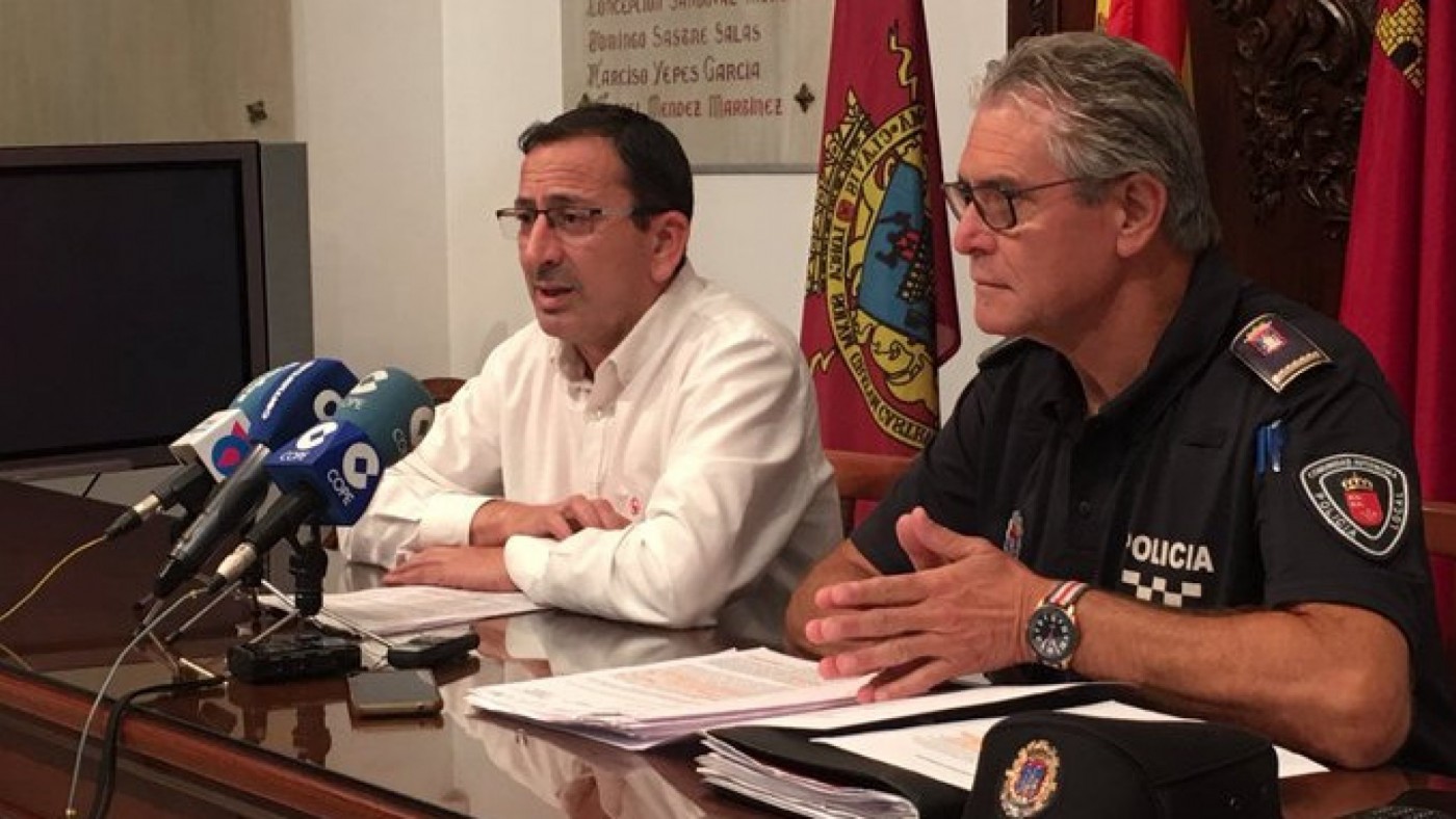 El concejal José Luis Ruiz y el jefe de la policía local, Jose Antonio Sansegundo, anunciando el plan de refuerzo policial