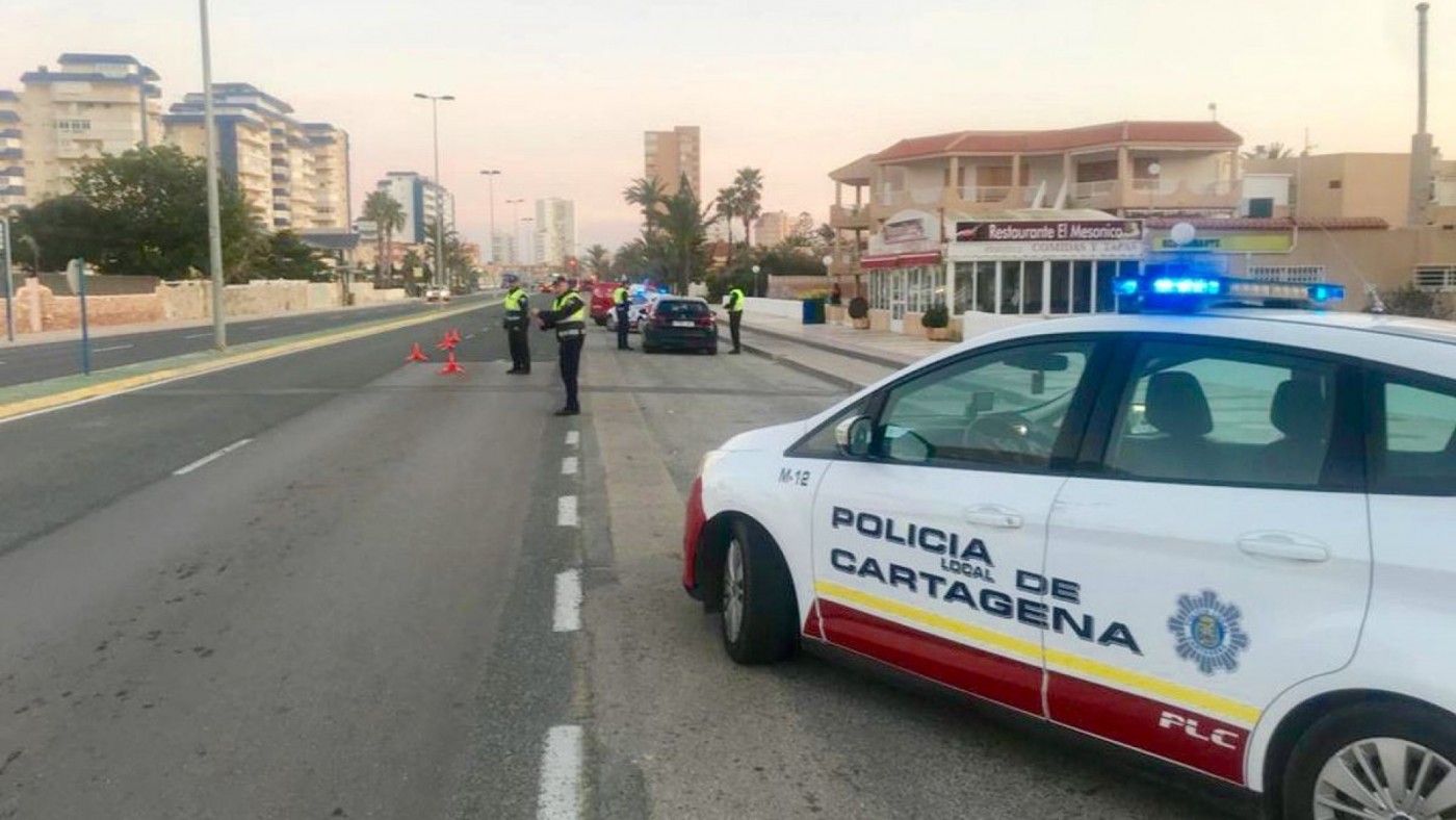 Tres policías de Cartagena entran en aislamiento por participar en la detención de un argelino que llegó en patera