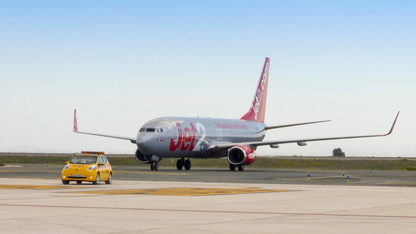 Un avión de Jet2.com en el aeropuerto de Corvera (foto: Aena)