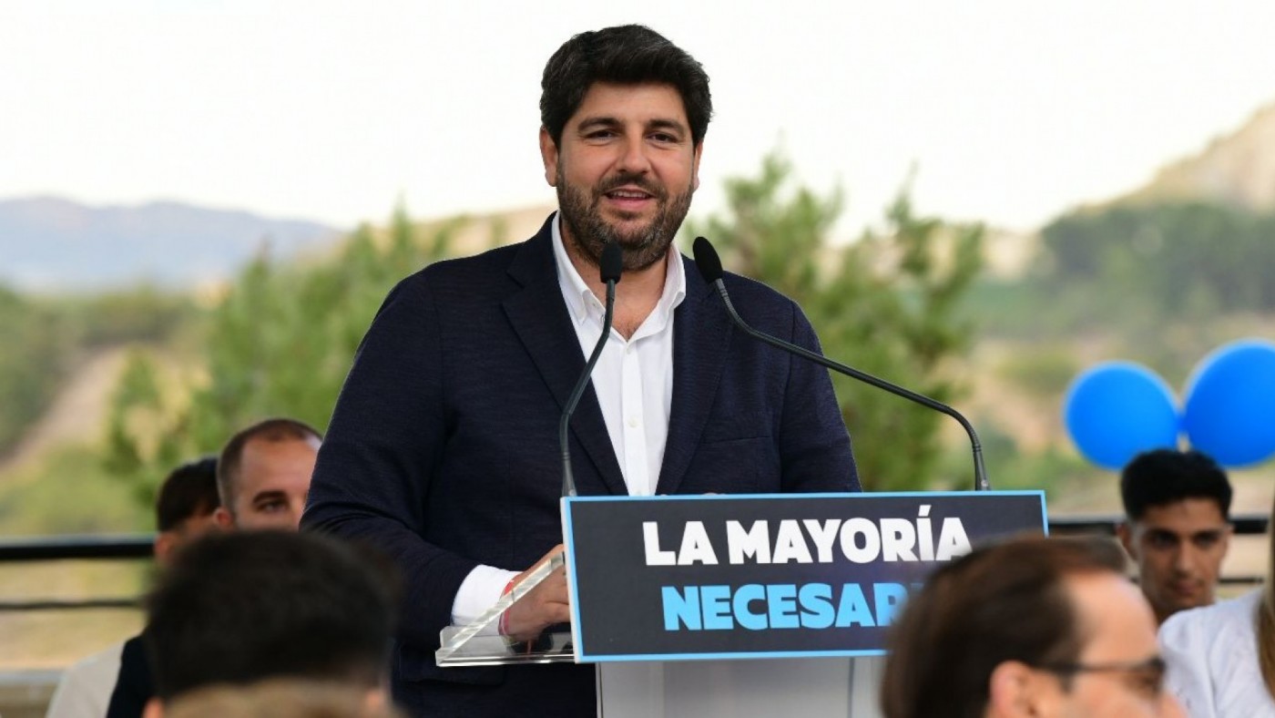López Miras: "la ministra ha venido a Murcia a no decir nada de la chapuza de AVE con la que nos han obsequiado"