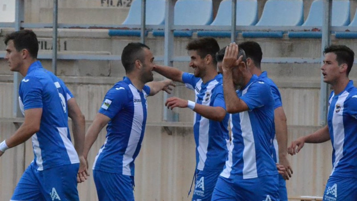 Los jugadores del Lorca celebran un gol