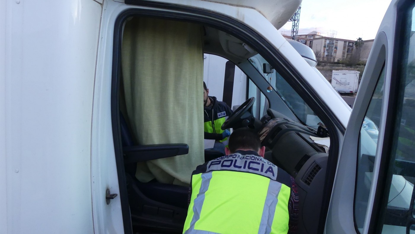 La Policía inspecciona la caravana donde vivía el detenido