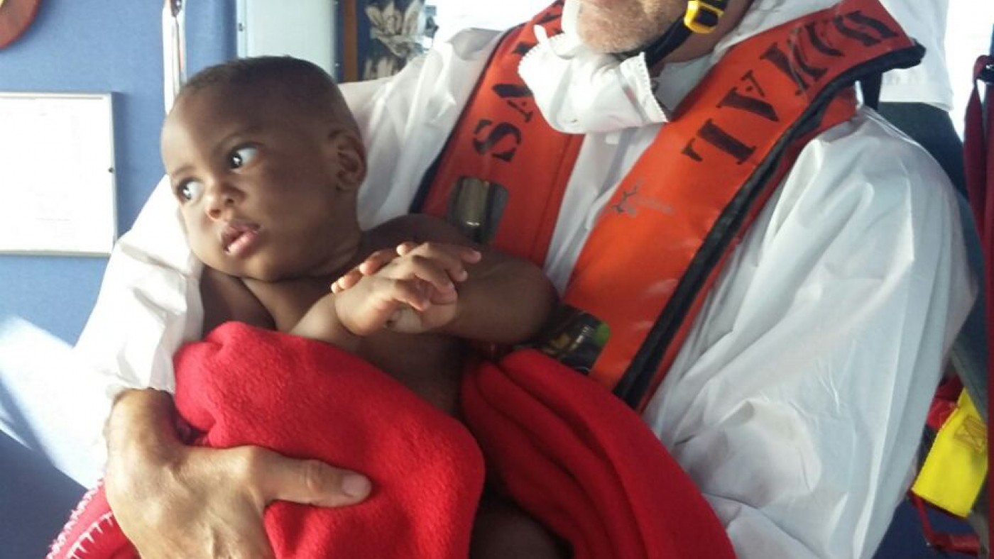 Un bebé rescatado por Salvamento Marítimo fue trasladado en helicóptero