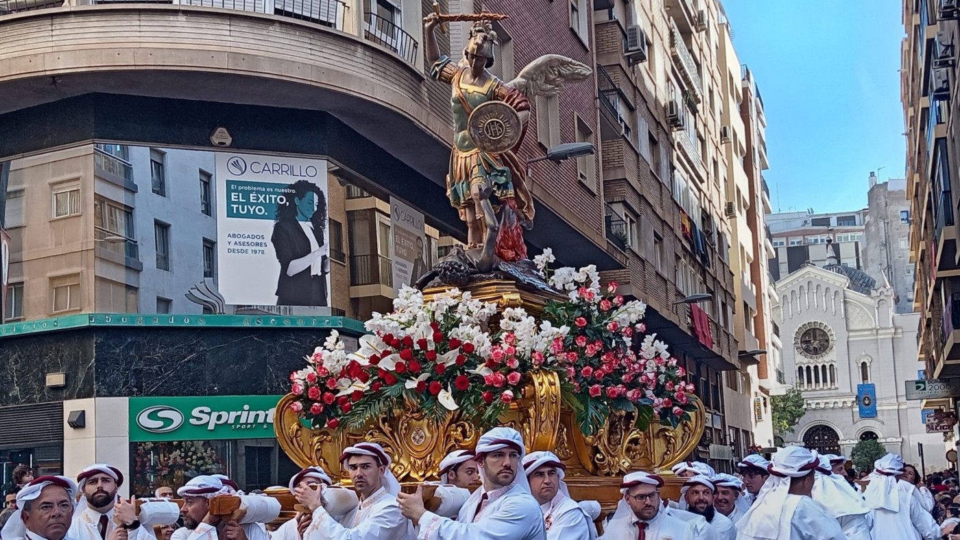 La Cofradía del Resucitado cierra las procesiones de la Semana Santa murciana