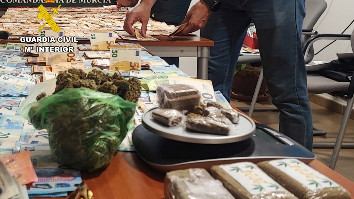 Desmantelados dos 'narcopisos' en San Javier 