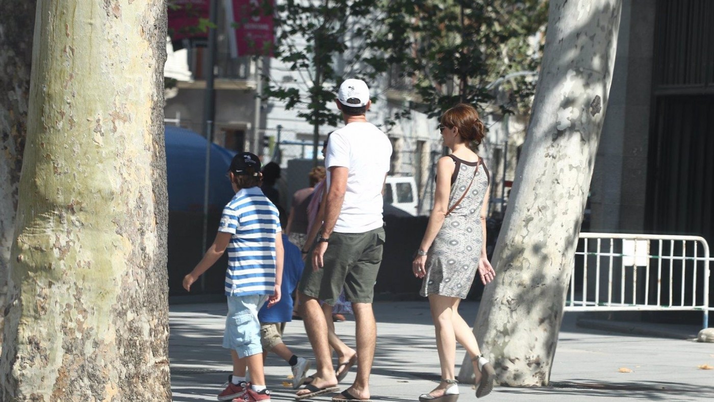 una pareja junto a su hijo paseando por la calle
