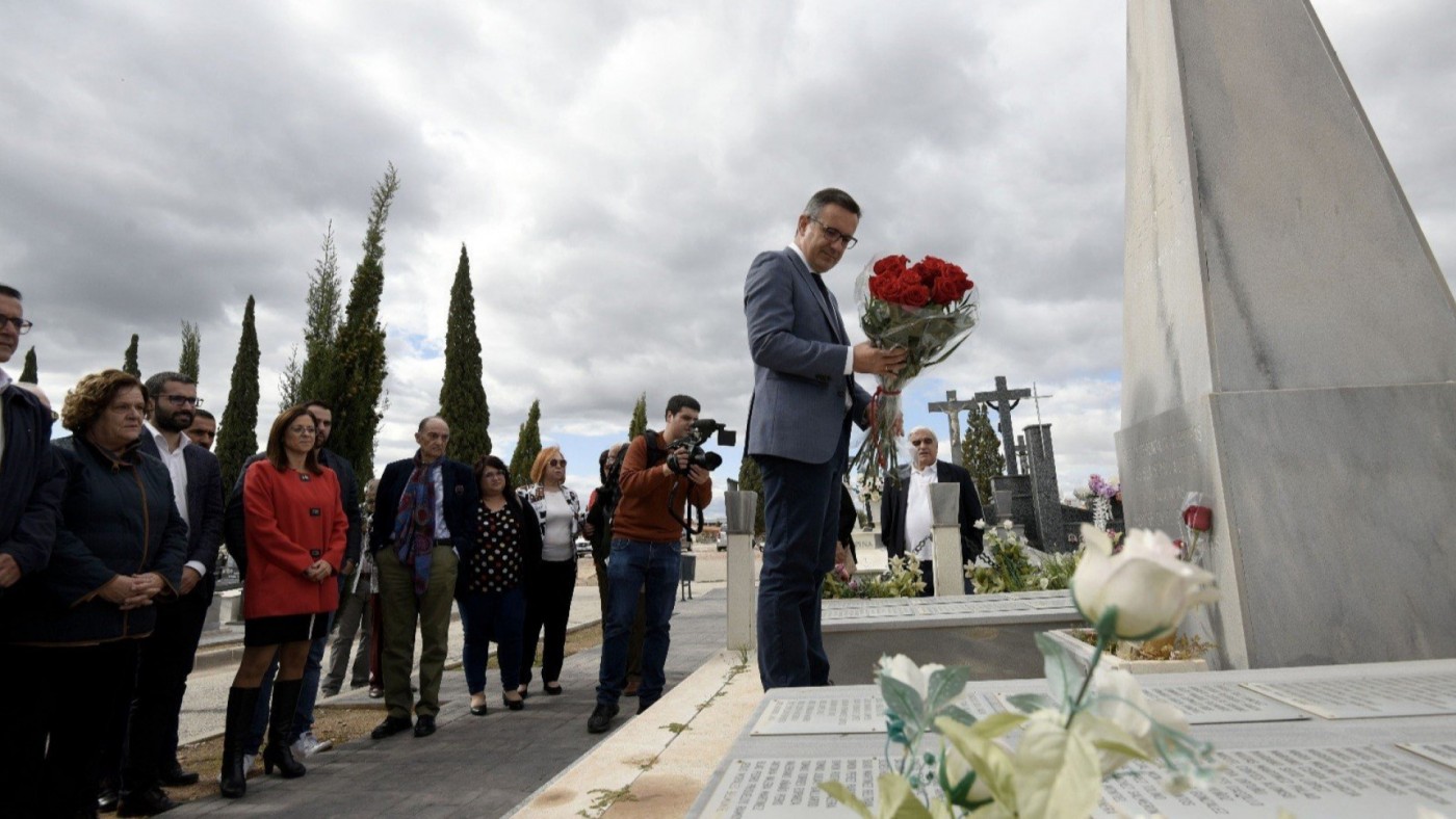 Diego Conesa, durante su visita al cementerio de Espinardo