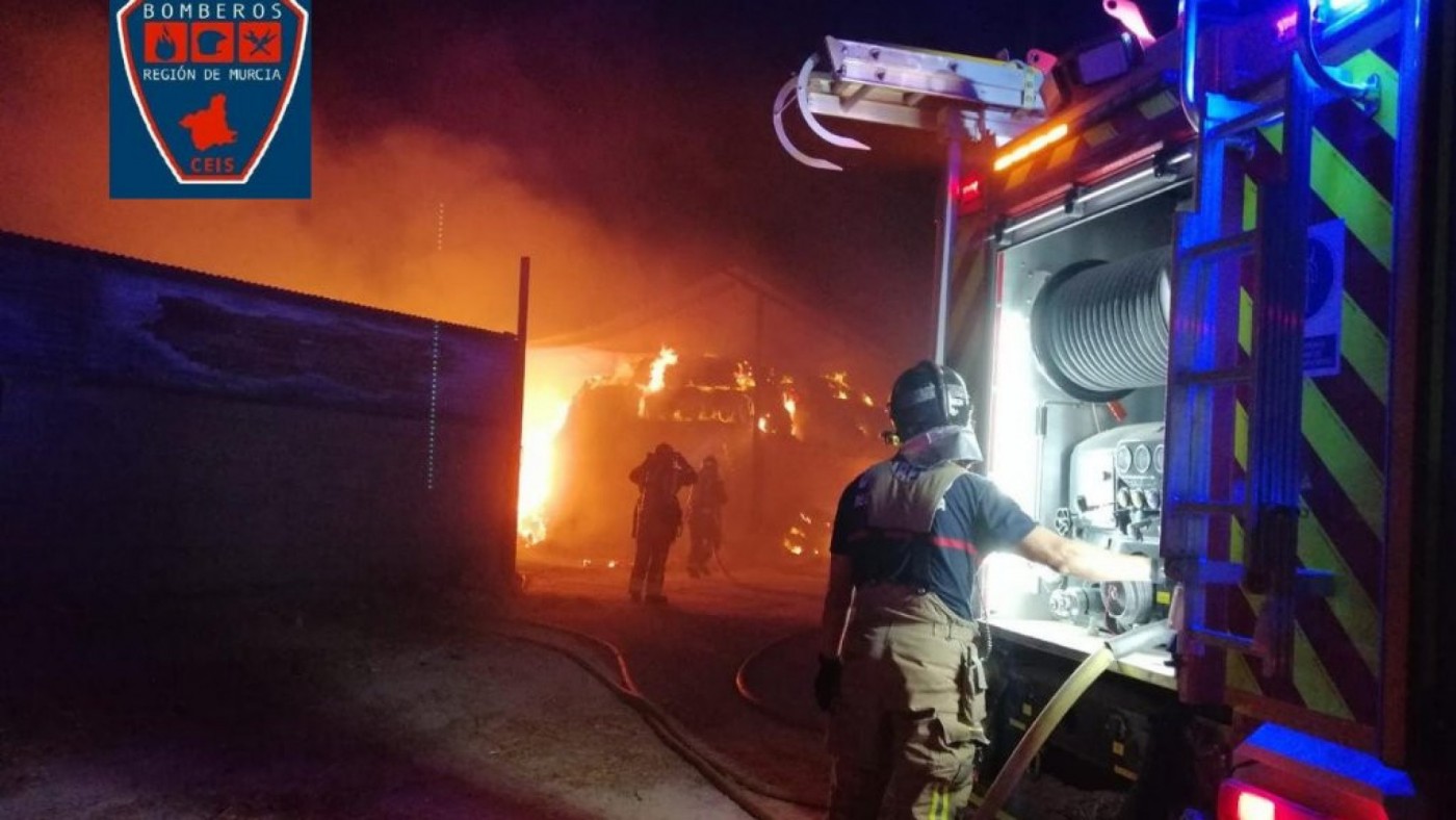 Incendio en una nave que almacenaba paja en Lorca. 112 Región de Murcia