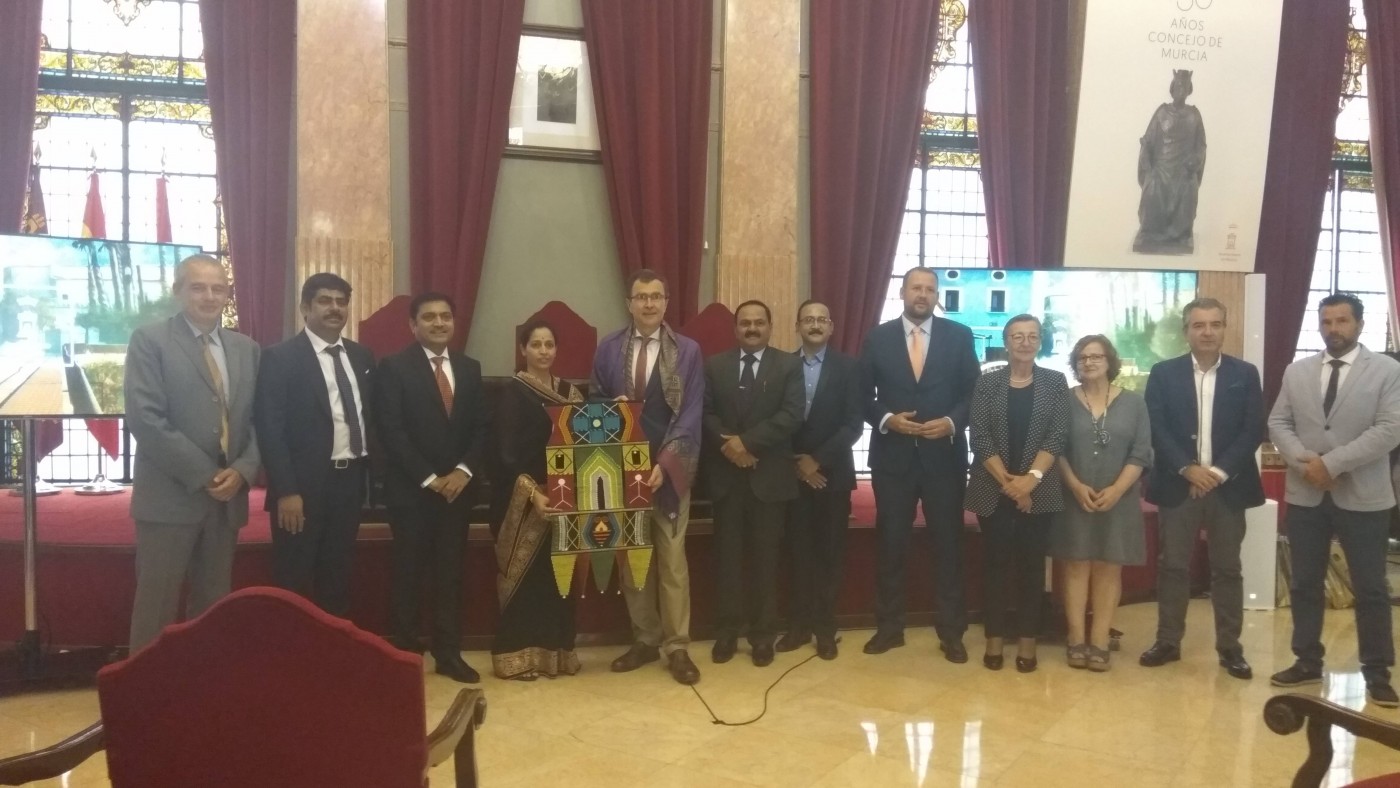 El alcalde José Ballesta junto con la delegación de la India