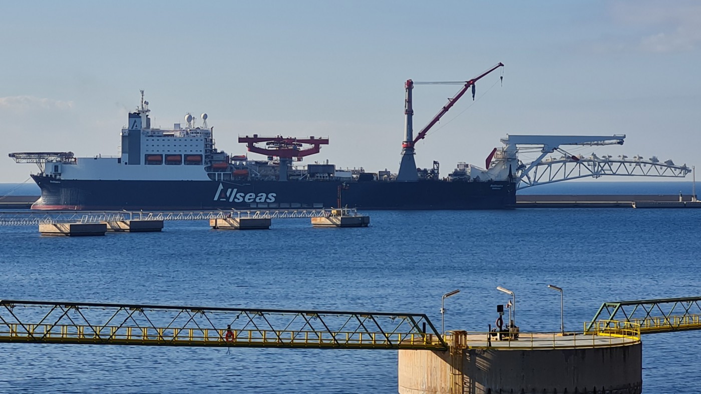 Uno de los buques de tendido de tuberías submarinas más grandes del mundo atraca en Cartagena