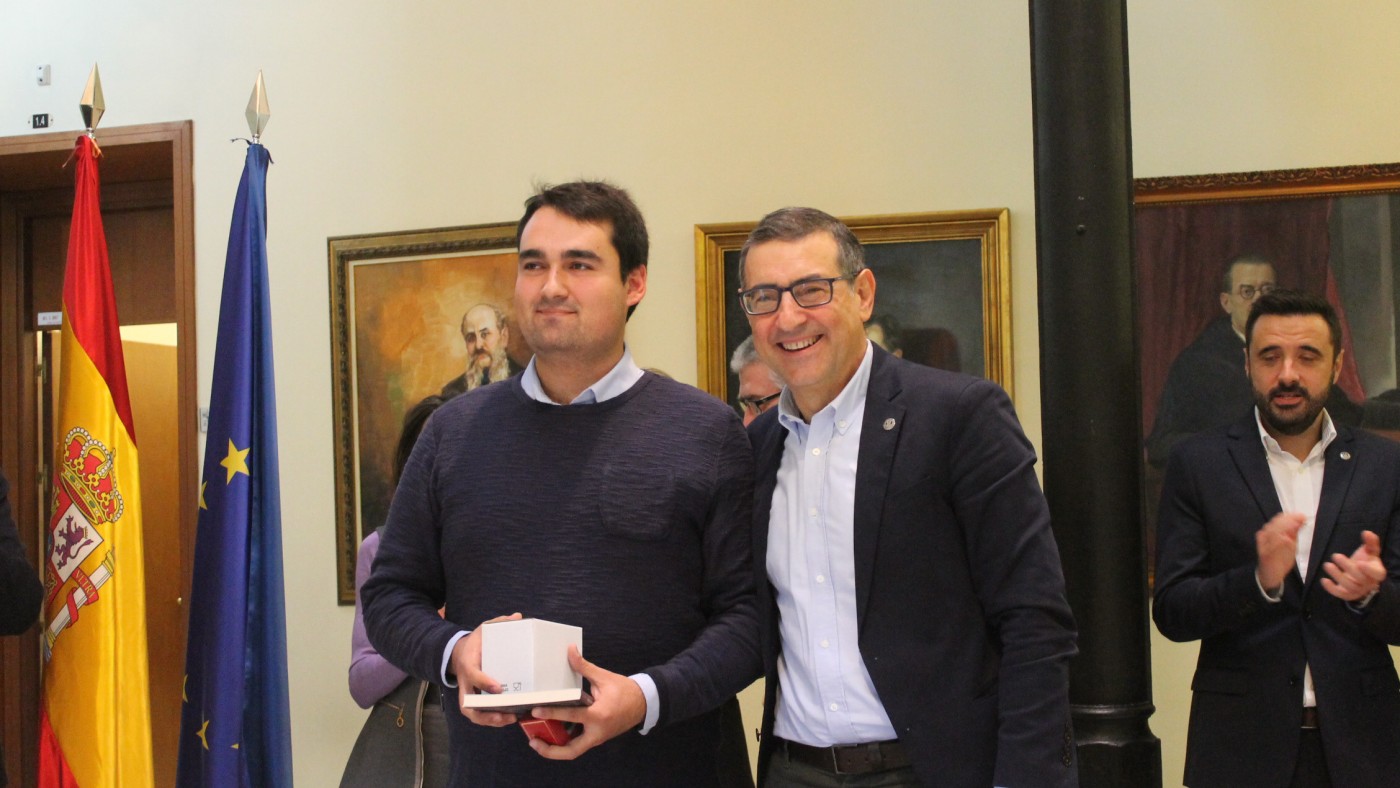 Borja Moreno felicitado por el rector Luján (foto: UMU)