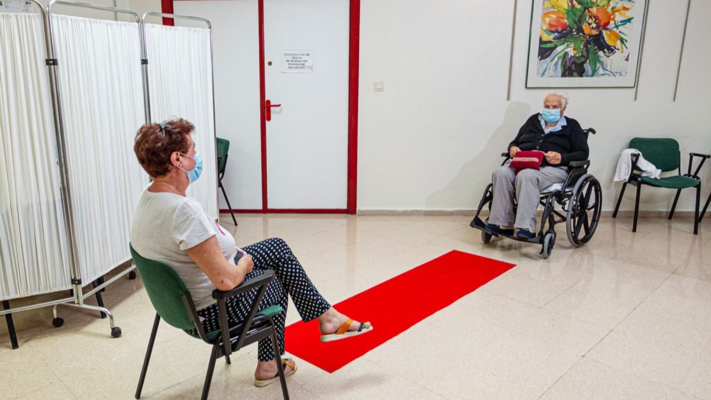 visita de familiares a una residencia de mayores