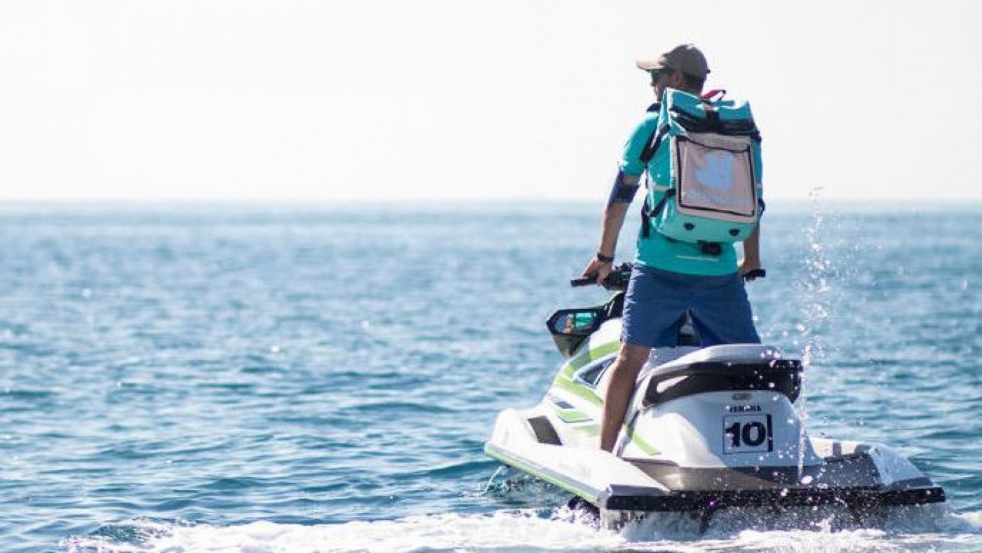 Deliveroo amplía su servicio de reparto en Cartagena para llegar a barcos a través de motos de agua