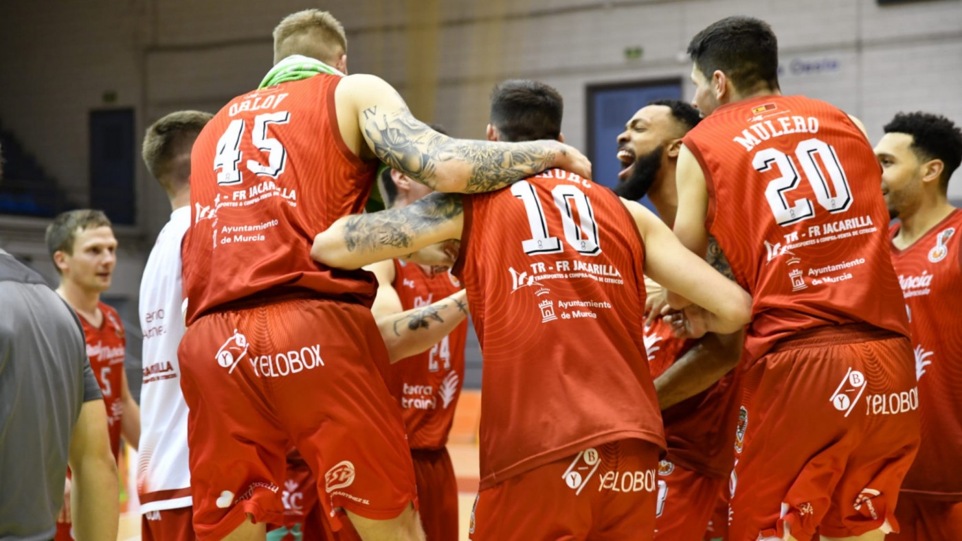 Los jugadores del Real Murcia Baloncesto celebran el triunfo