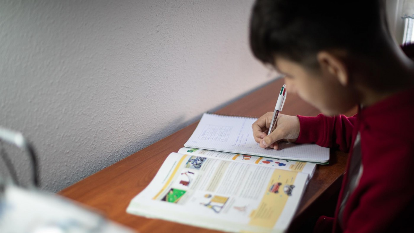 Un niño realizando deberes