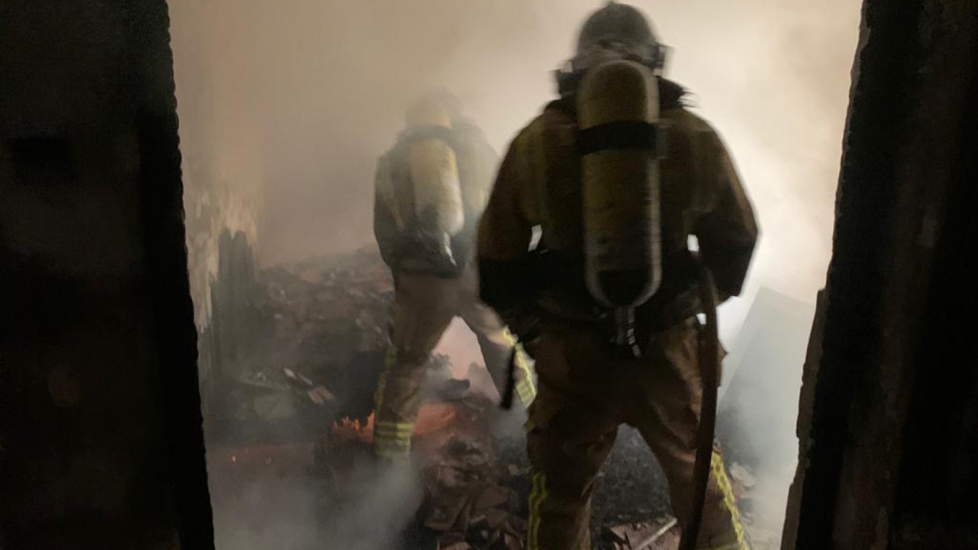 Un policía local, afectado por el humo en el incendio de un piso en Caravaca de la Cruz