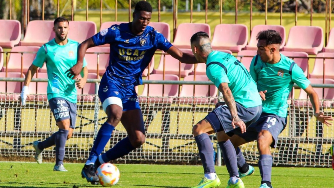 El Águilas se impone al UCAM B y sigue en la pelea por el liderato