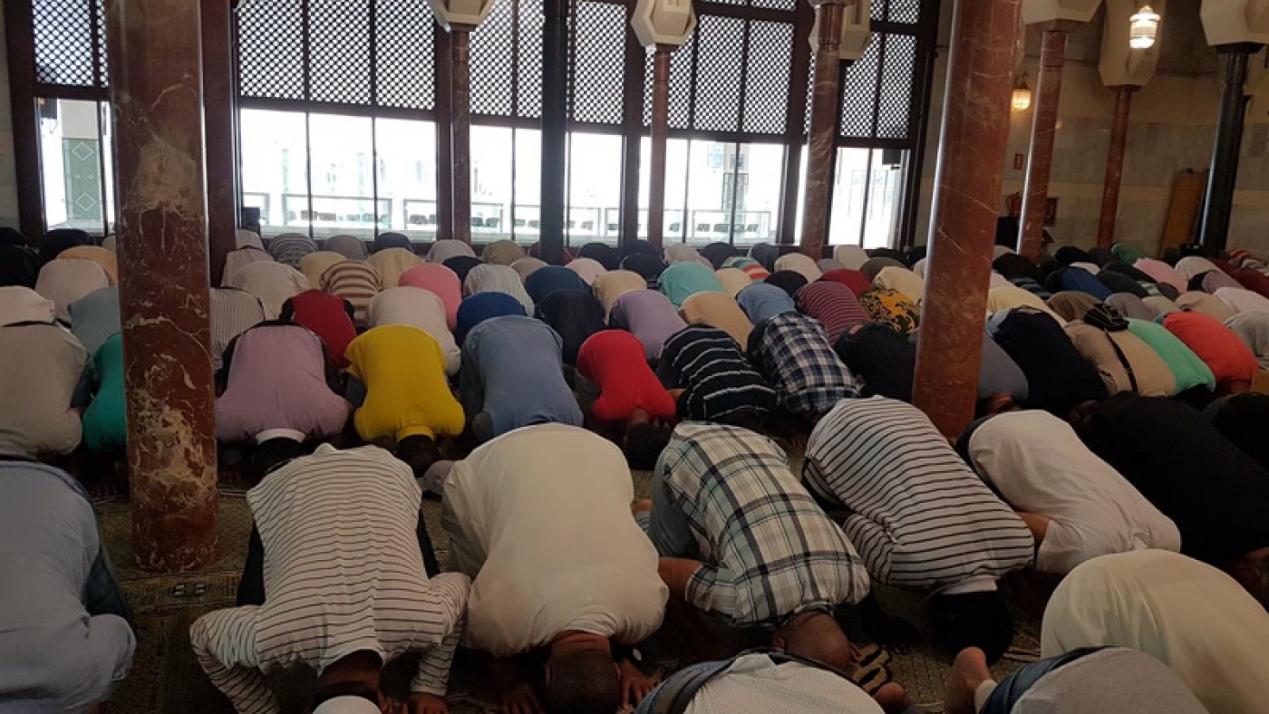 Musulmanes rezan en una mezquita