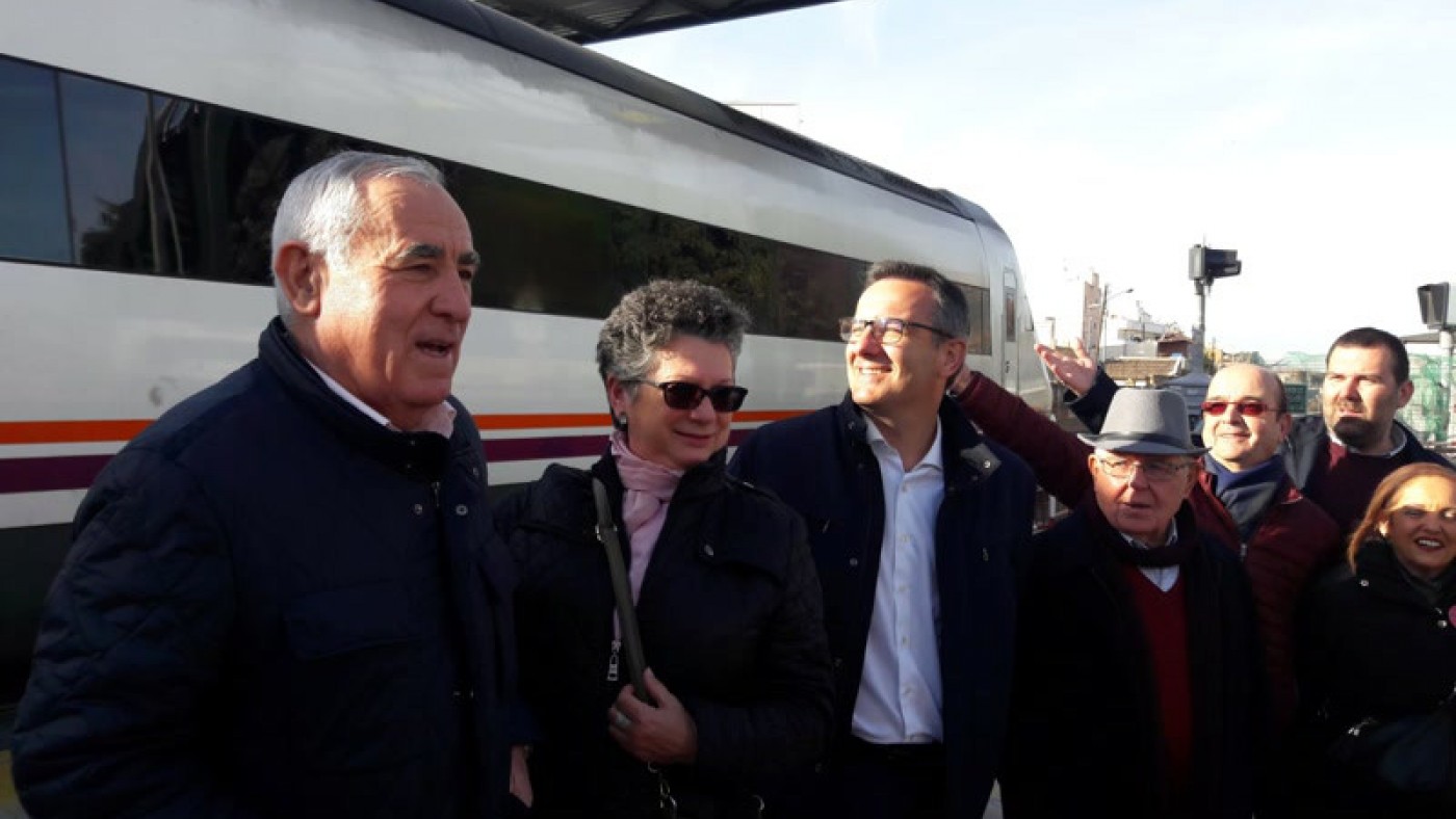 El delegado del gobierno con los vecinos de la plataforma prosoterramiento