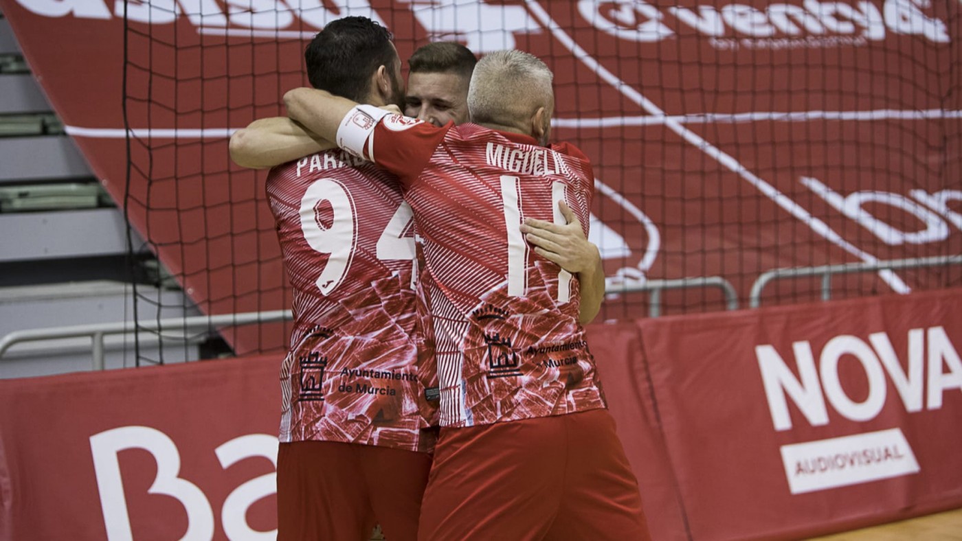 Fernan, Paradynski y Miguelín celebran un gol de ElPozo