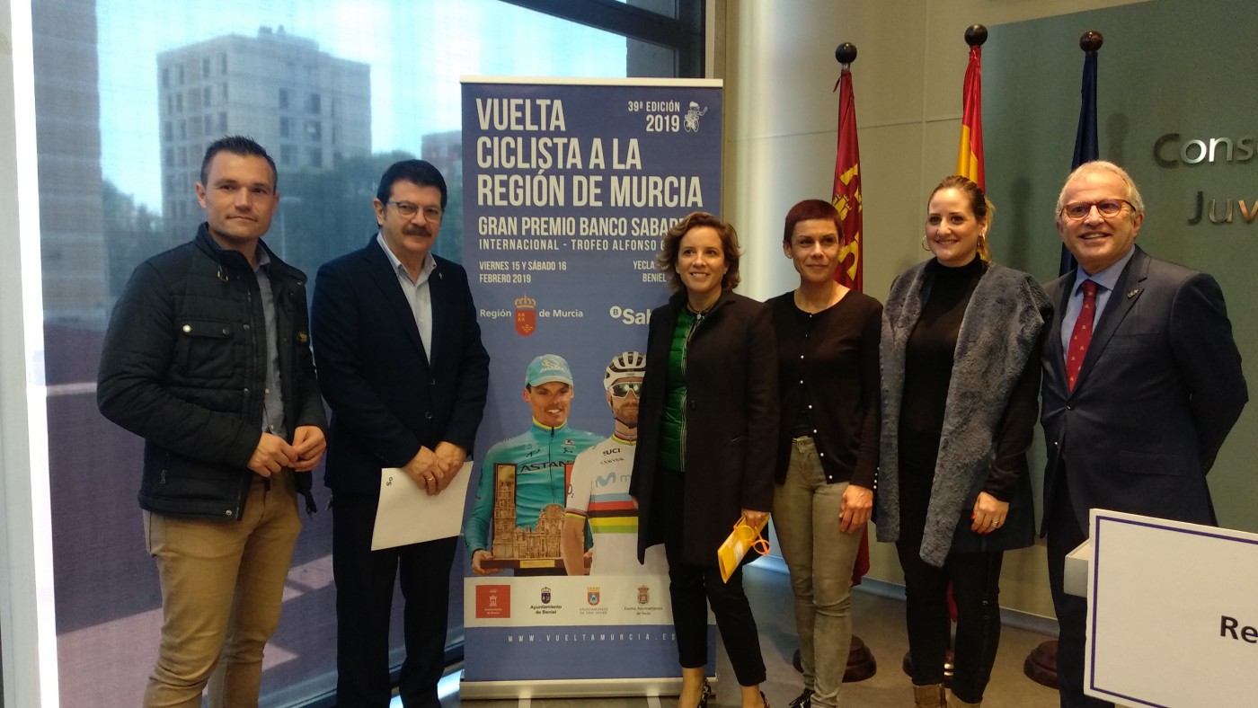 Paco Guzmán con Adela Martínez Cachá y los representantes municipales de Murcia, Yecla, San Javier y Beniel