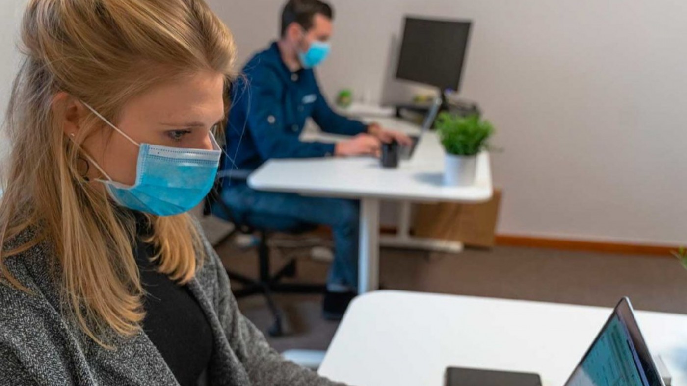 La decisión de retirar las mascarillas en el trabajo dependerá de cada empresa