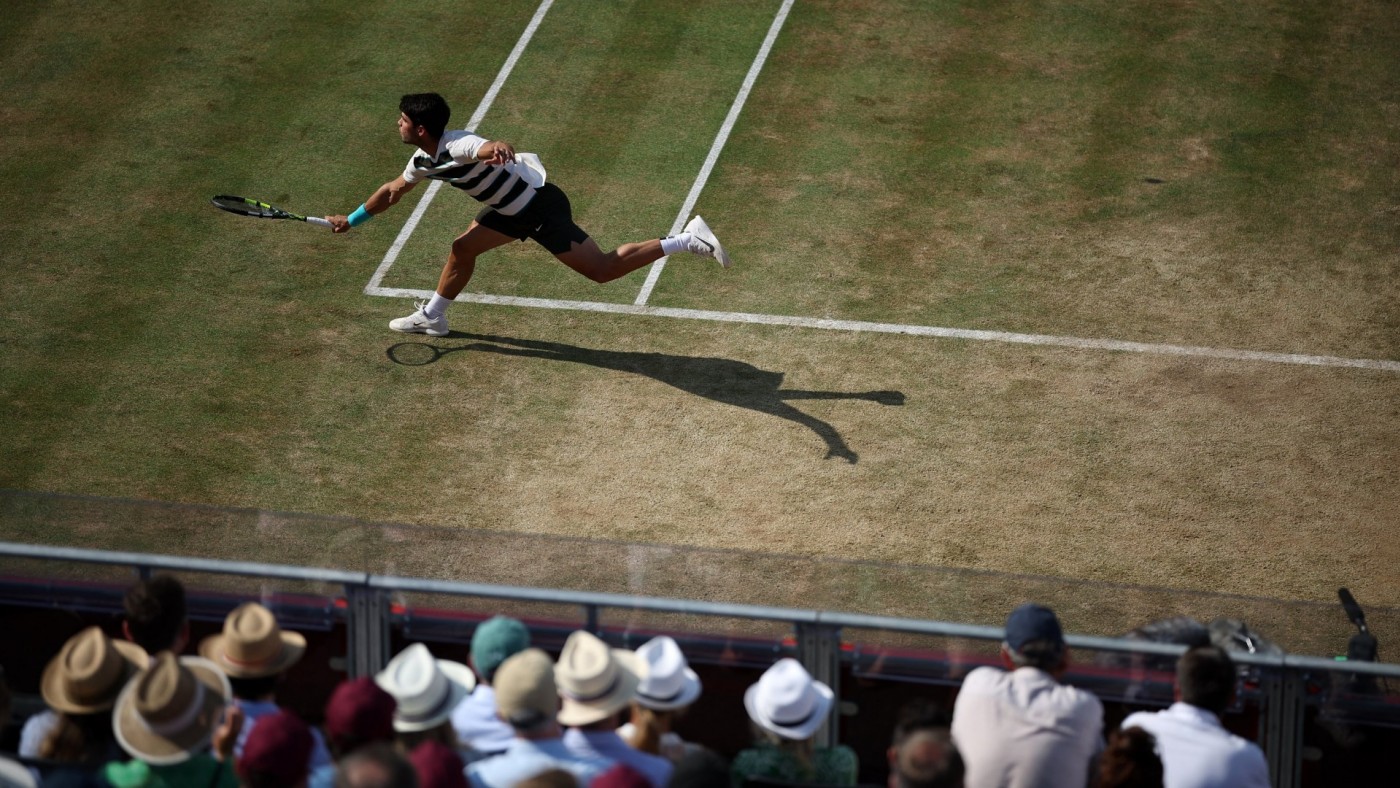 Alcaraz vuela sobre la hierba y ya está en semifinales de Queen’s