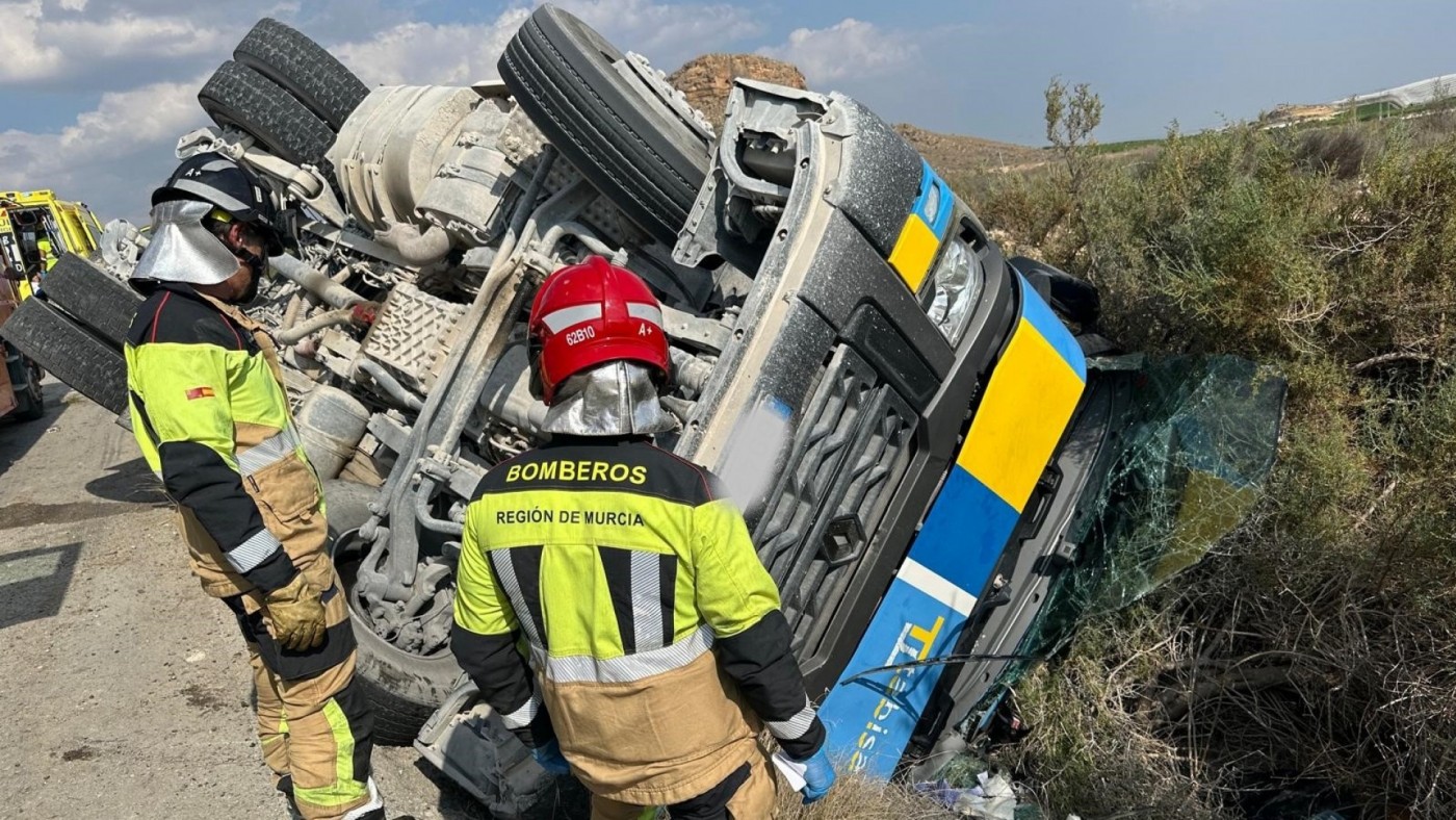 El conductor de un camión resulta herido en un accidente en Abanilla