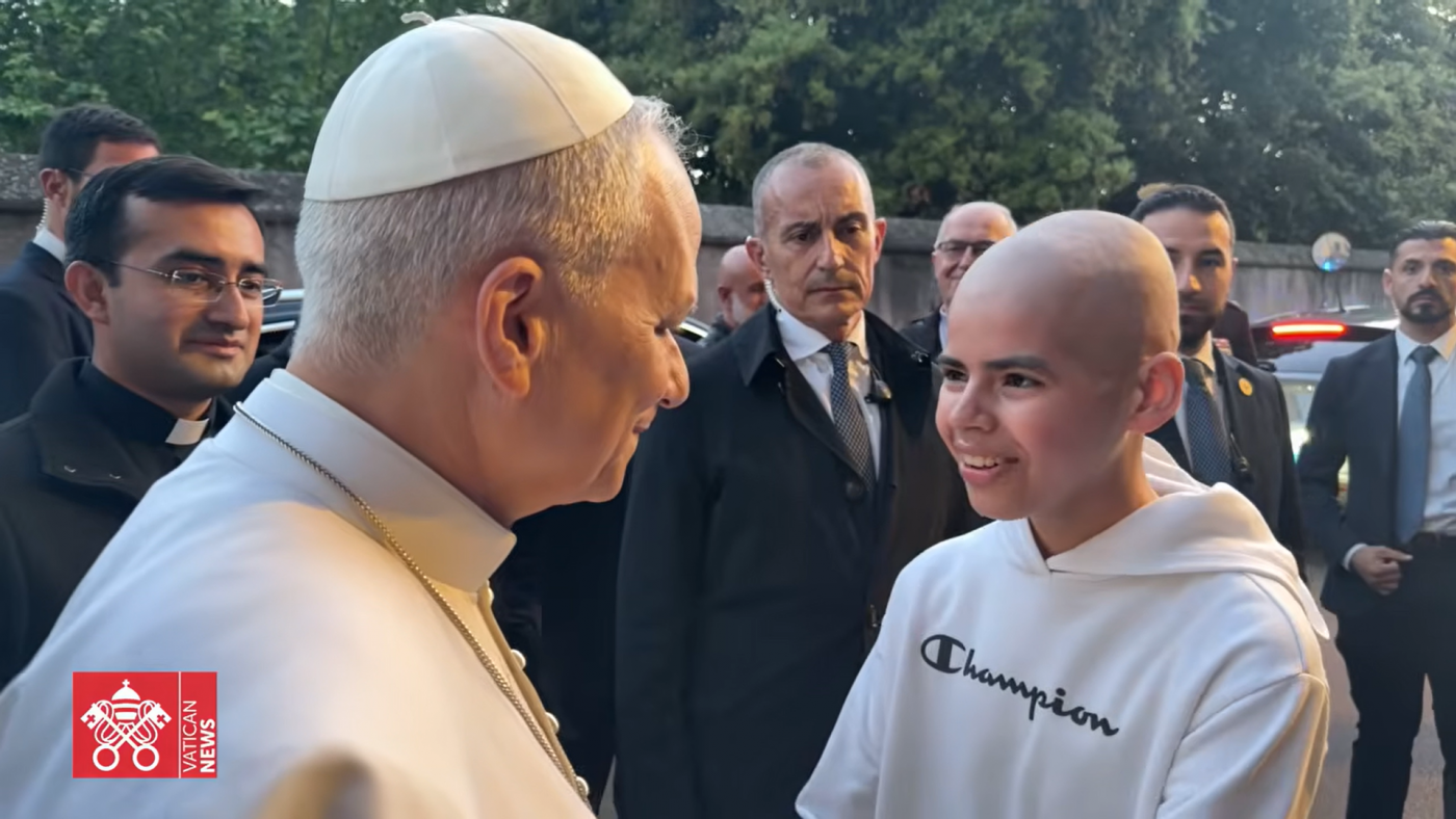 El adolescente cartagenero saluda al Papa tras curarse del linfoma