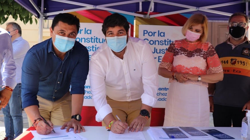 López Miras, junto al secretario general del PP, José Miguel Luengo en la recogida de firmas contra los indultos - PP