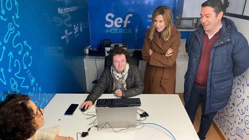 El SEF estrena en Las Torres de Cotillas una oficina móvil