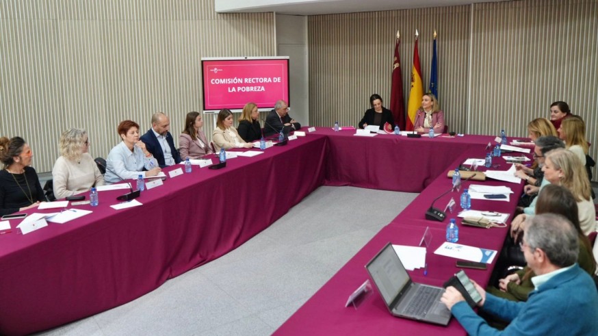 La Región de Murcia presenta una estrategia de más de 100 millones para combatir la pobreza que afecta al 32% de la población