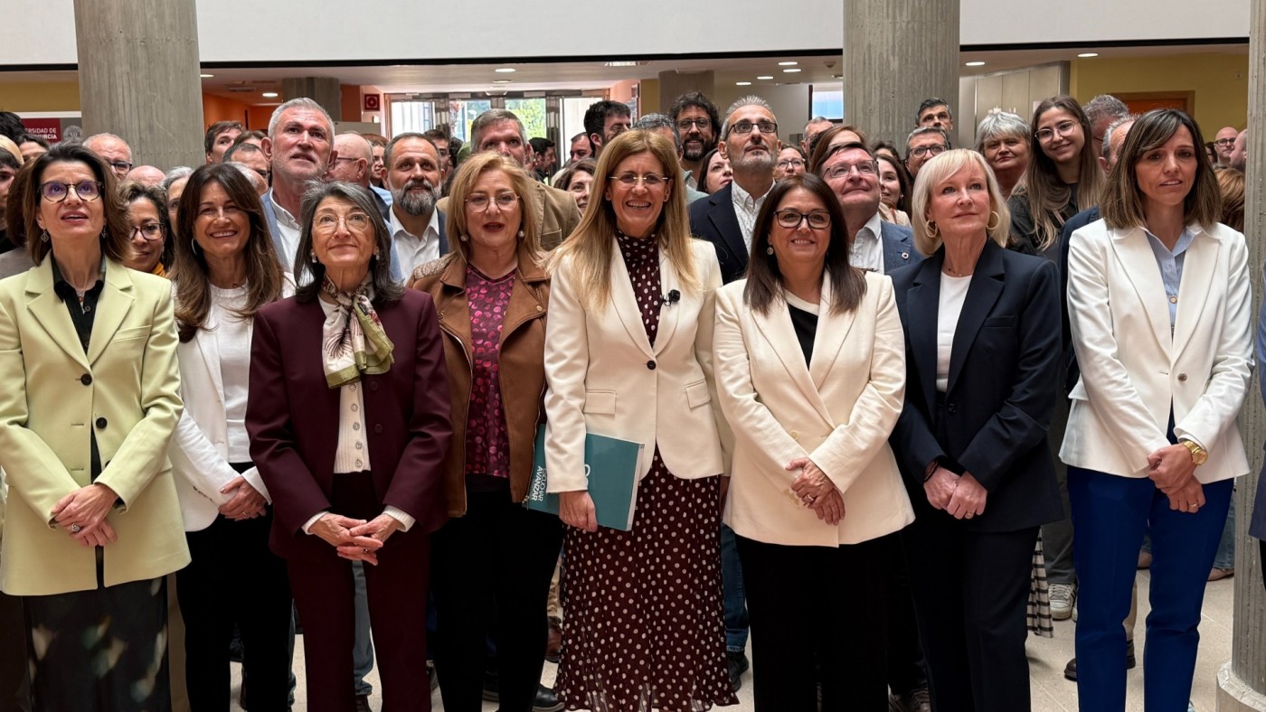 “Escuchar, avanzar y construir juntos”: Senena Corbalán registra su candidatura a rectora de la UMU