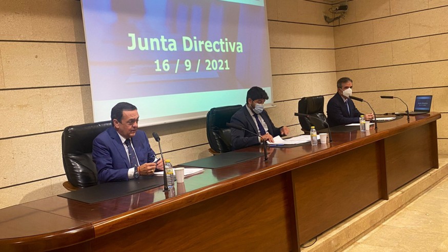 Albarracín junto a López Miras durante la reunión de la Junta Directiva de CROEM