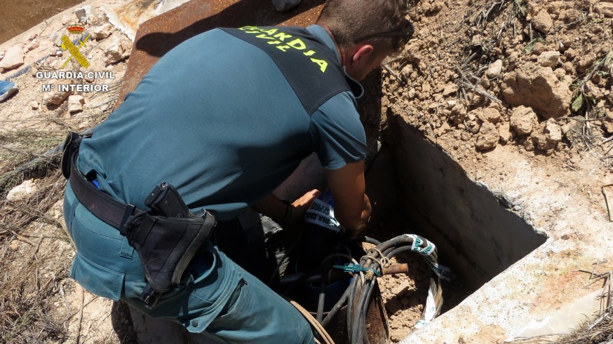 Operación de la guardia civil precintando la desalobradora