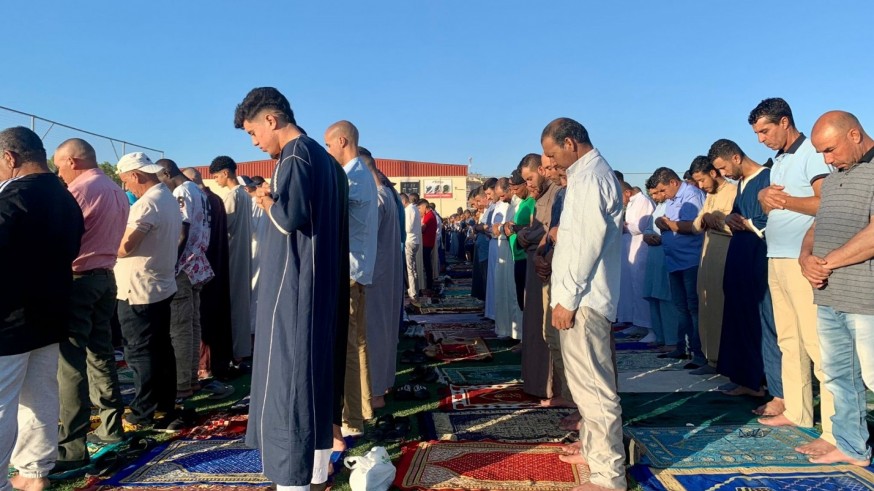 Los musulmanes celebran un 'Eid al Adha' marcado por la subida de los precios 