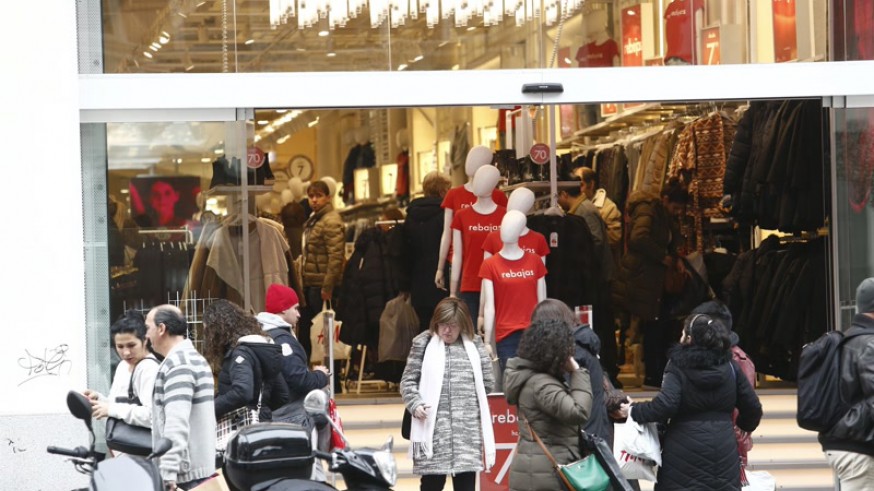 Gente comprando en rebajas