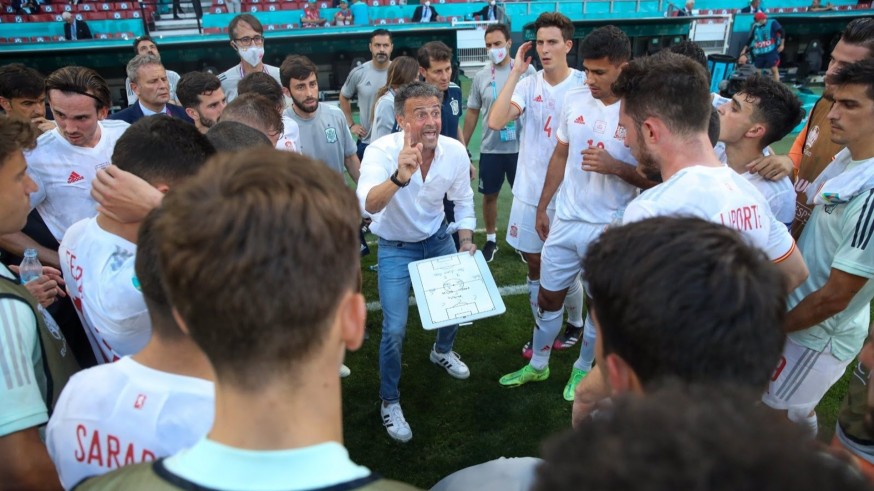 Luis Enrique Martínez, alecciona a sus jugadores antes del inicio de la prórroga contra Croacia