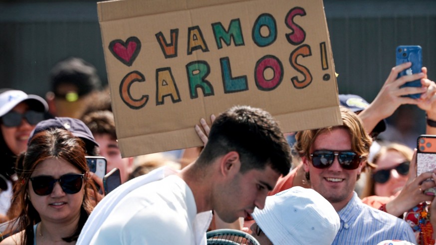 Alcaraz evita a Djokovic en el camino hacia la final de Australia