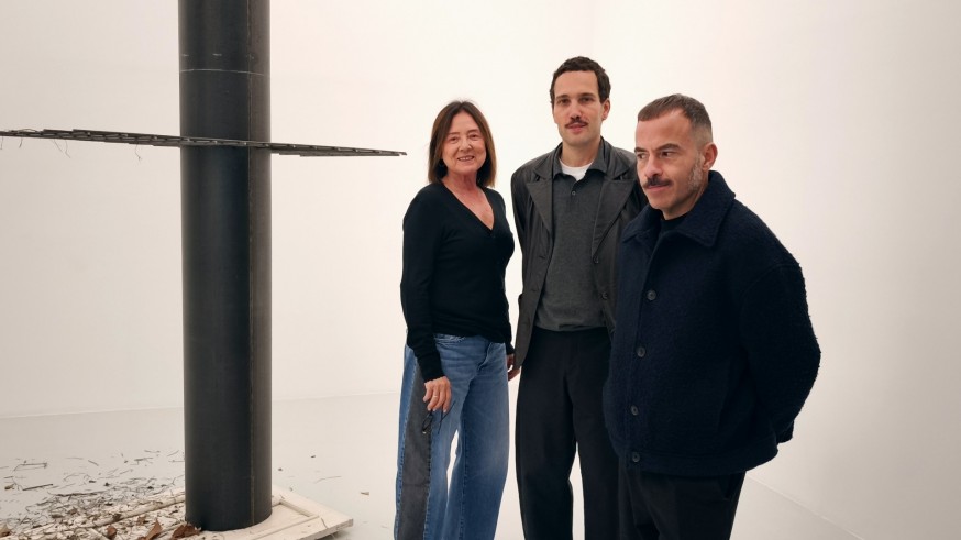 El tubo, la caja y las manos