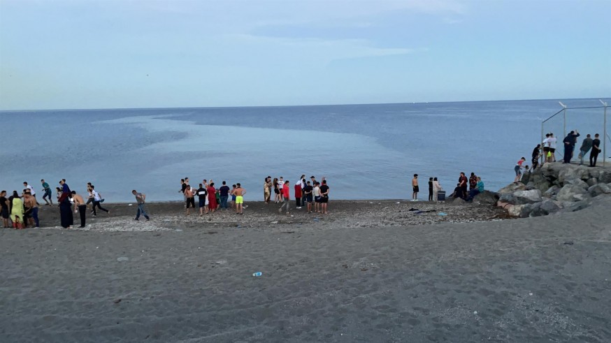 Inmigrantes en la playa del Tarajal.