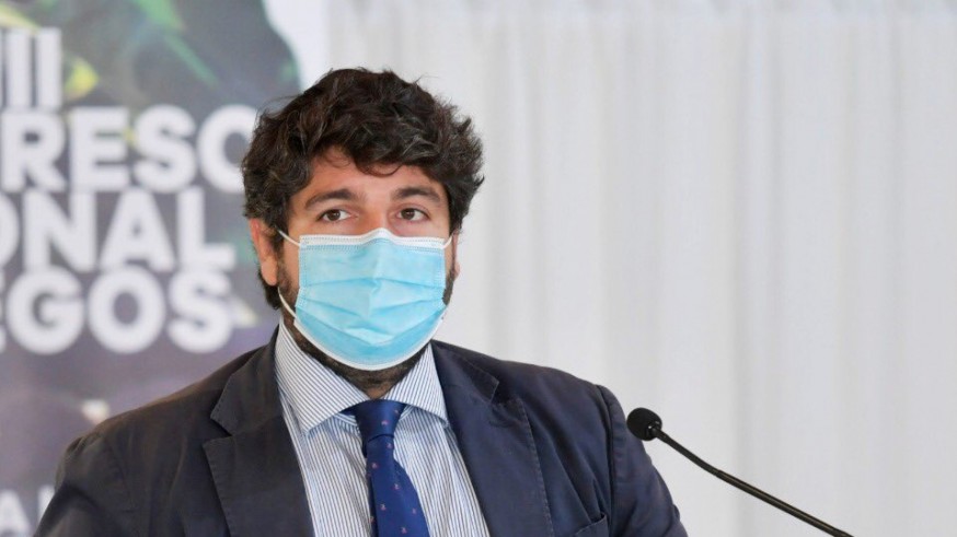 López Miras defiende que sanitarios y personal de residencias se vacunen: "Si no, están siendo un irresponsables"