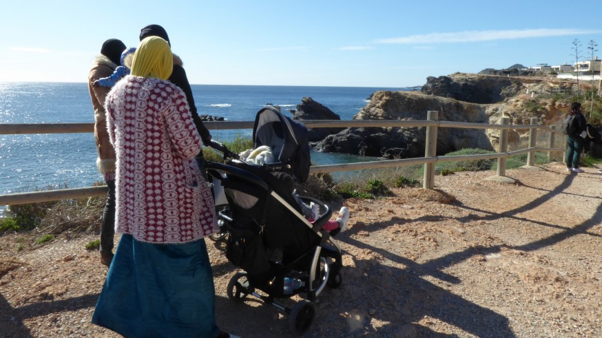 Familia pasea por Cabo de Palos