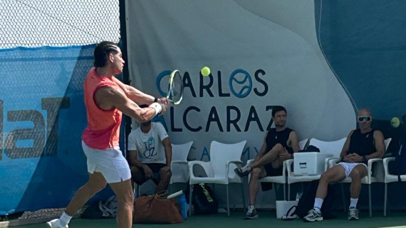 Alcaraz ya entrena al aire libre
