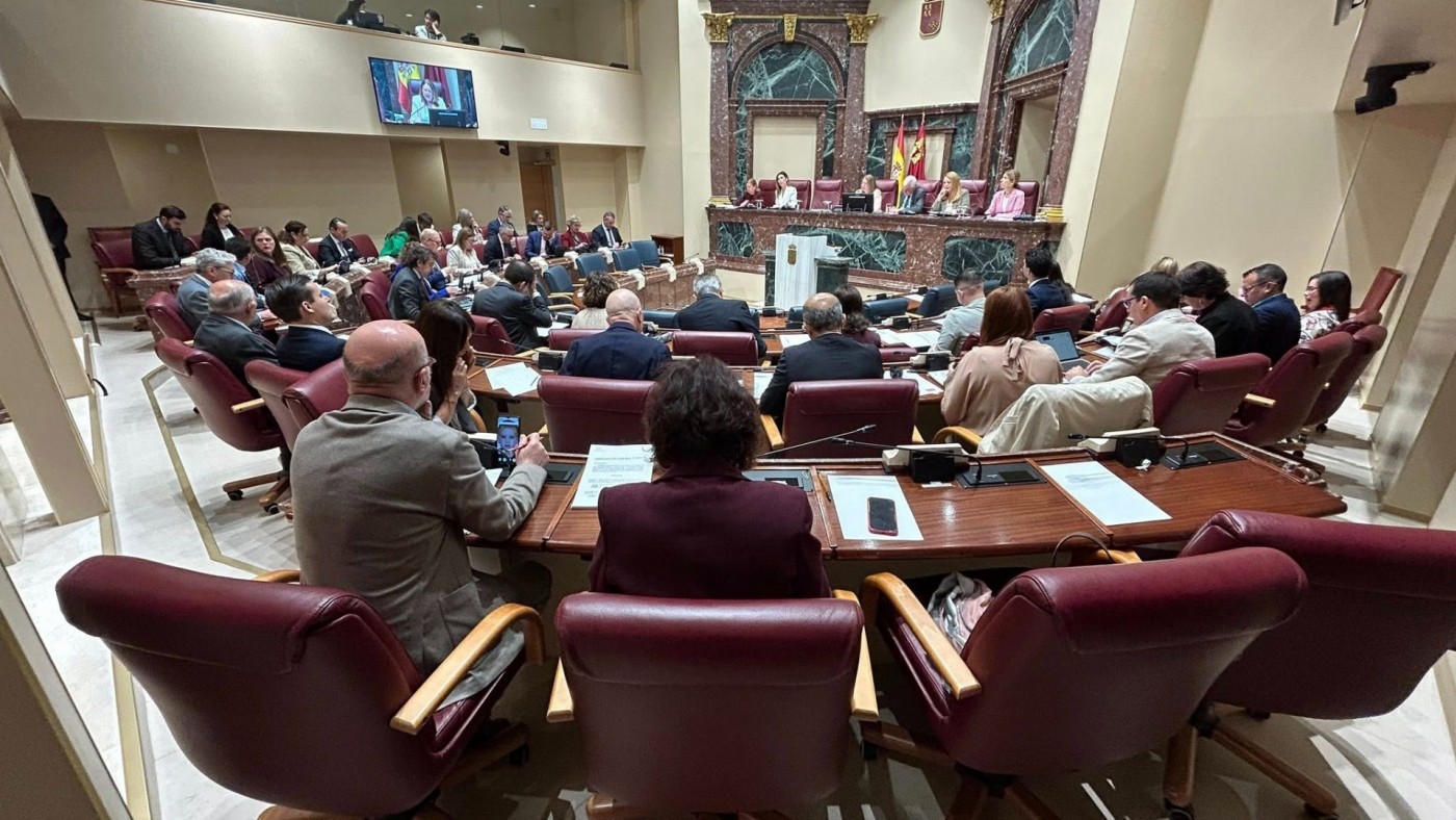 La Asamblea Regional acuerda medidas para mejorar la atención a enfermos de Alzheimer y sus cuidadores