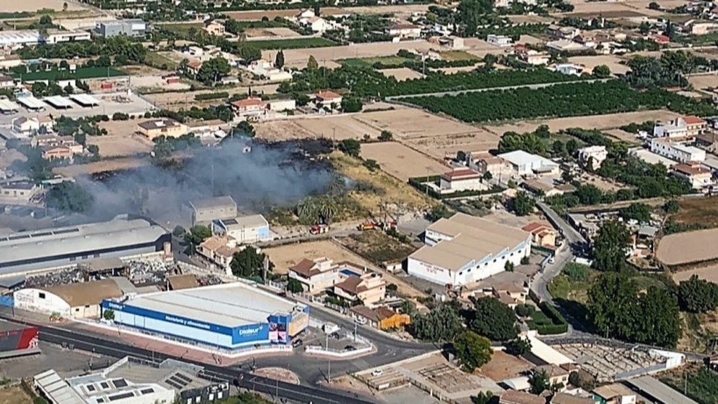 Medios aéreos se suman a las labores de extinción de un incendio en Casillas (Murcia)