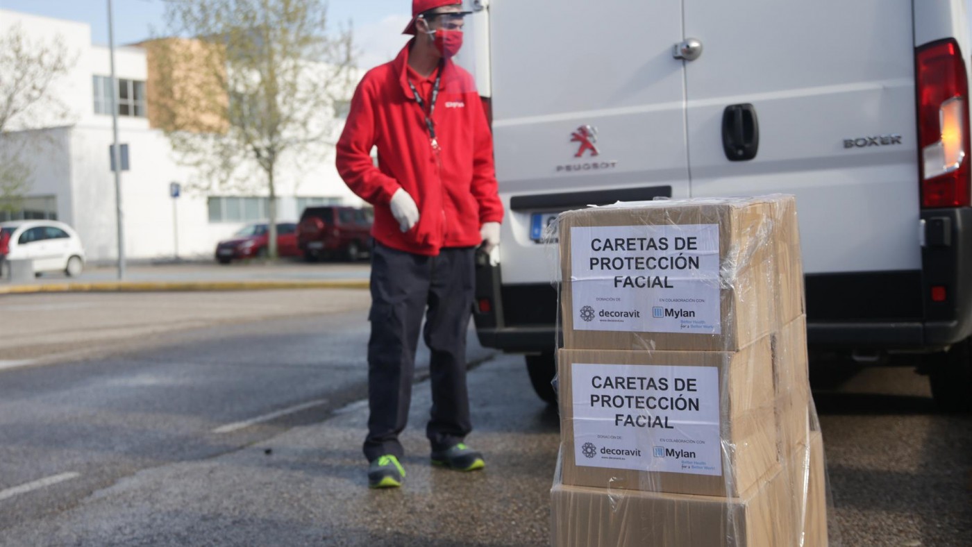 transportista con un reparto de mascarillas
